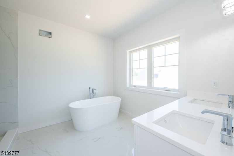 9 Emerald Dr Property Photo 16