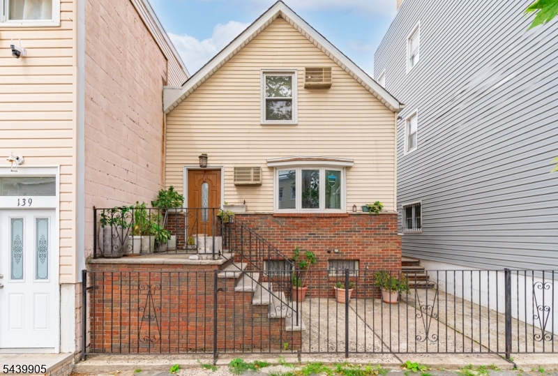 141 Walnut St Property Photo 1