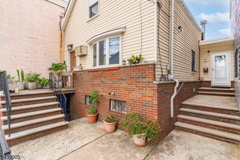 141 Walnut St Property Photo 2