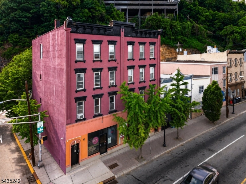 1903 Willow Ave Property Photo 2