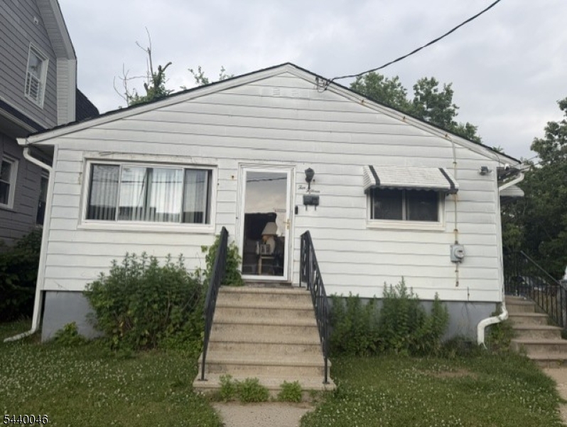 1015 Oak St Property Photo 1