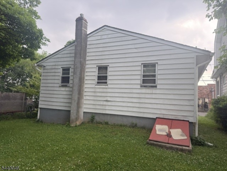 1015 Oak St Property Photo 3