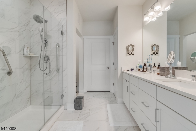 3 Vanderbilt Blvd 402 Property Photo 13