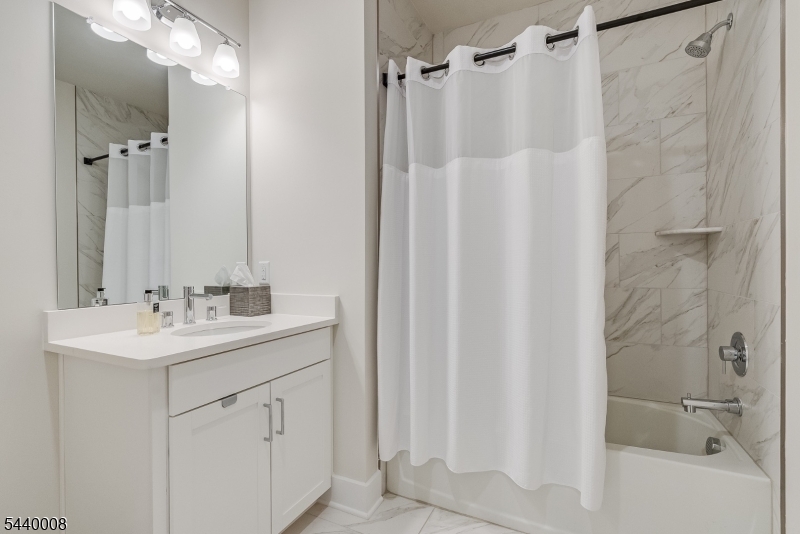 3 Vanderbilt Blvd 402 Property Photo 16