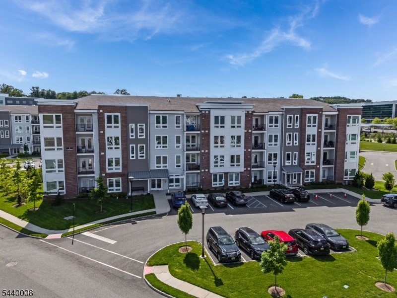 3 Vanderbilt Blvd 402 Property Photo 17