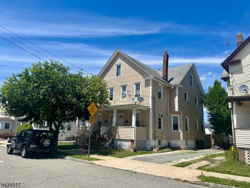 105 Berry St Property Photo 1