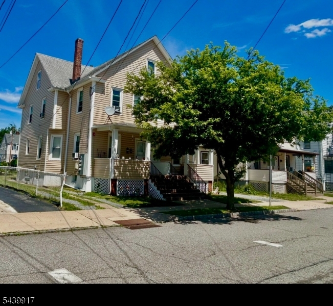 105 Berry St Property Photo 2