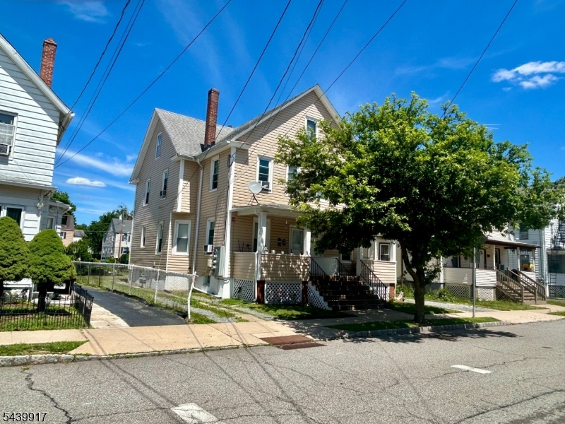 105 Berry St Property Photo 5