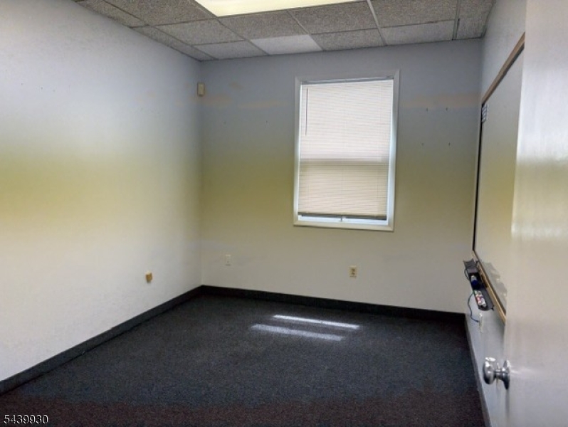 565 Green Ln Property Photo 11