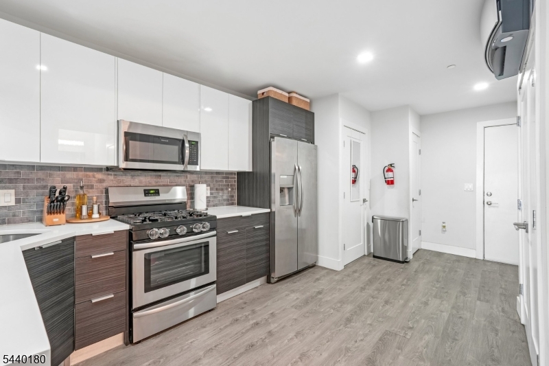 62 69th St 209 Property Photo 4