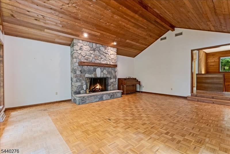 37 Heather Ln Property Photo 4