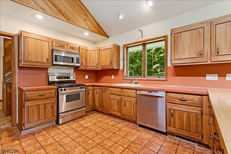 37 Heather Ln Property Photo 6