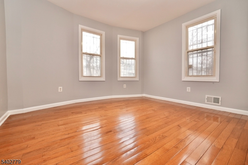 151 Vermont Ave Property Photo 12