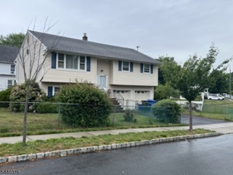 360 Leslie Ave Property Photo 2