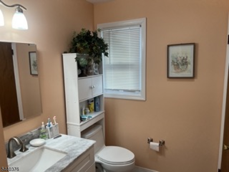 360 Leslie Ave Property Photo 6