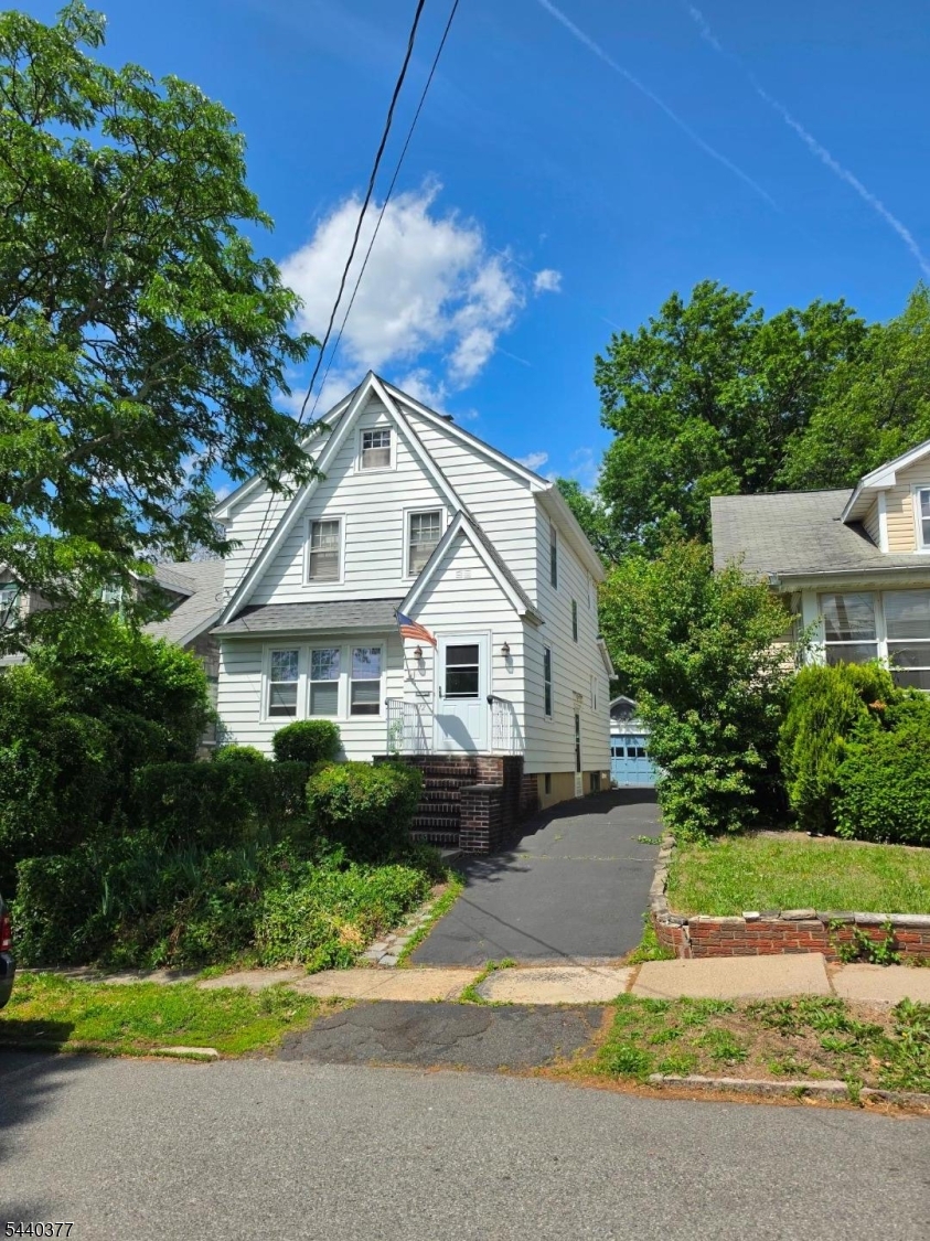 12 Brook Pl Property Photo 2
