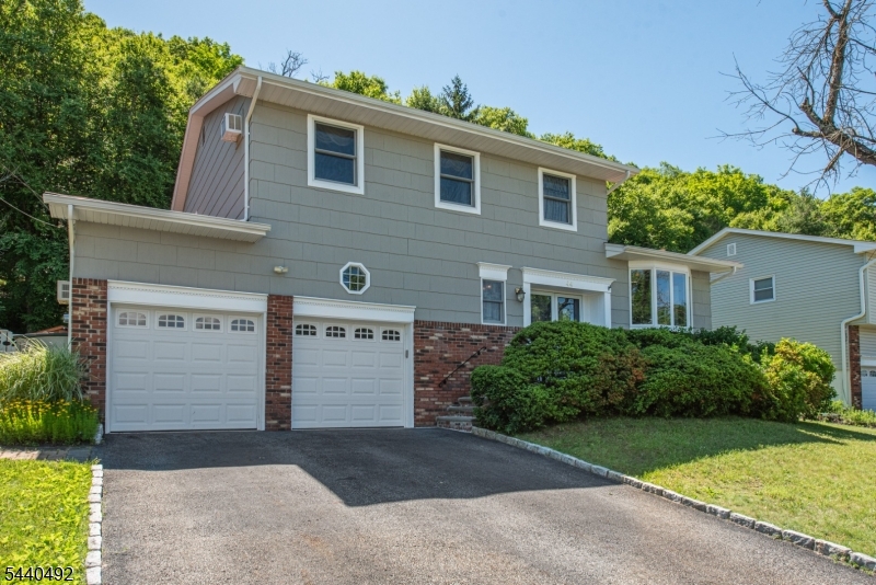 44 Molinari Dr