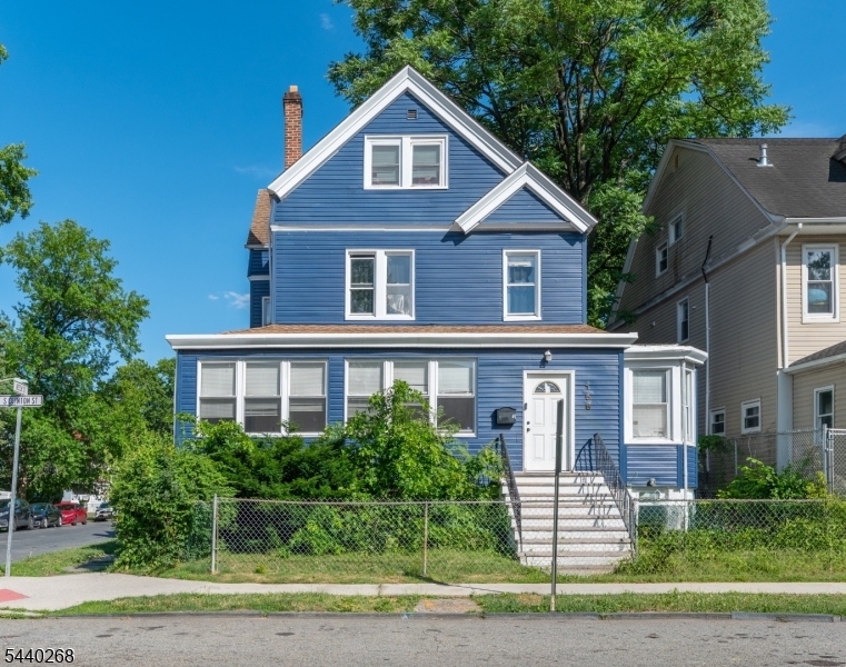 158 S Clinton St Property Photo 1