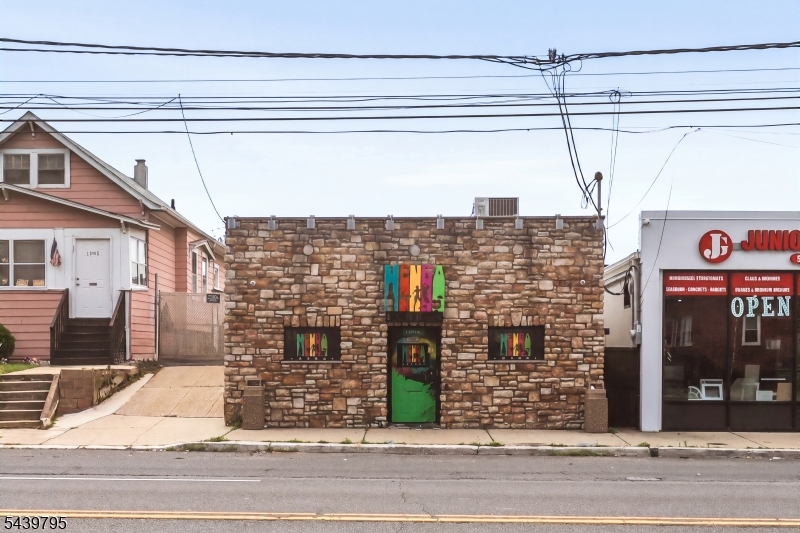 1906 E Saint Georges Ave Property Photo 2