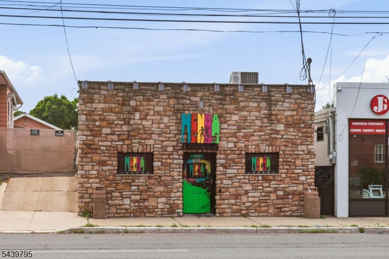1906 E Saint Georges Ave Property Photo 3