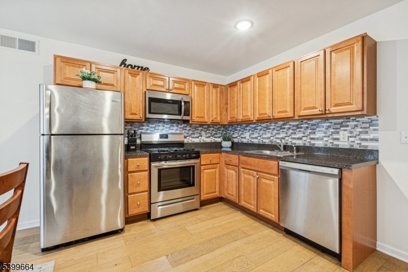 18 Joseph Dr 18 Property Photo 9