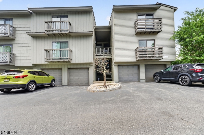1215 Spruce Hills Dr Property Photo 4