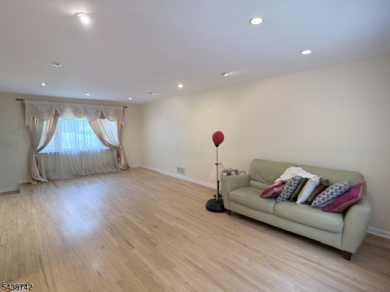 13 Greenwich Rd Property Photo 3