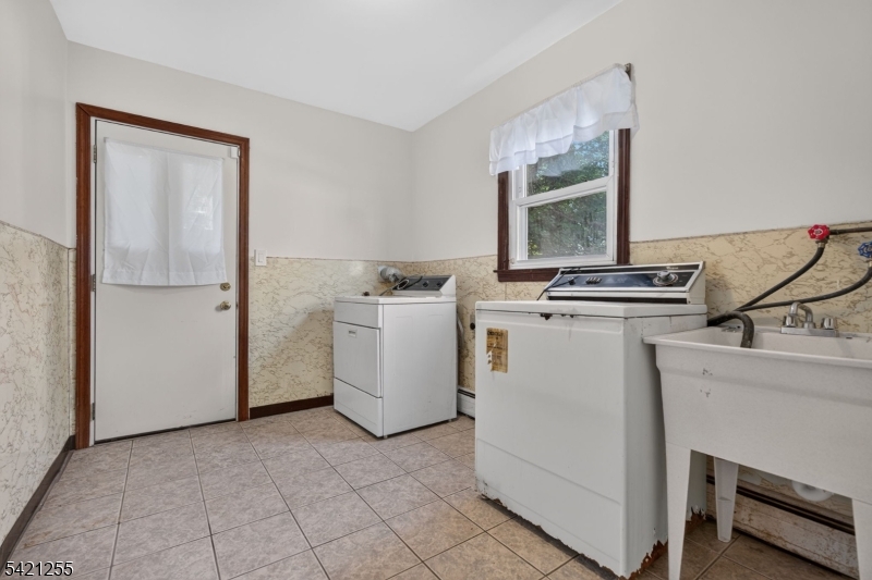 1004 Park Ln Property Photo 16
