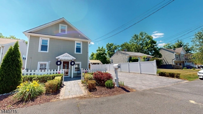 124 Green St Property Photo 1