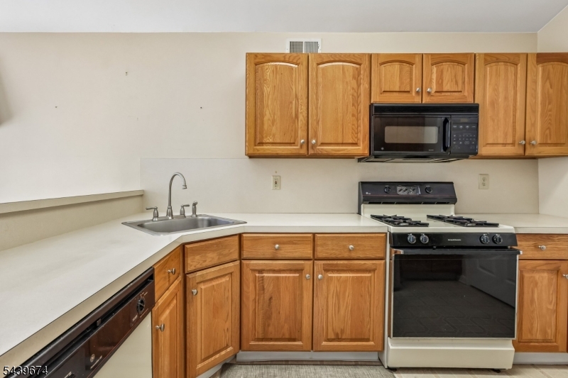 60 Woodmont Dr Property Photo 13