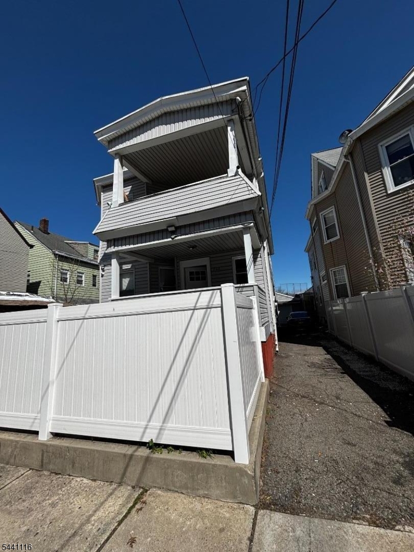 203 Lawrence St Property Photo 2
