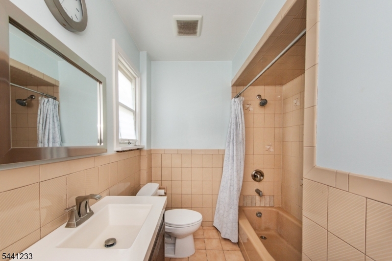 151 Luddington Ave Property Photo 8