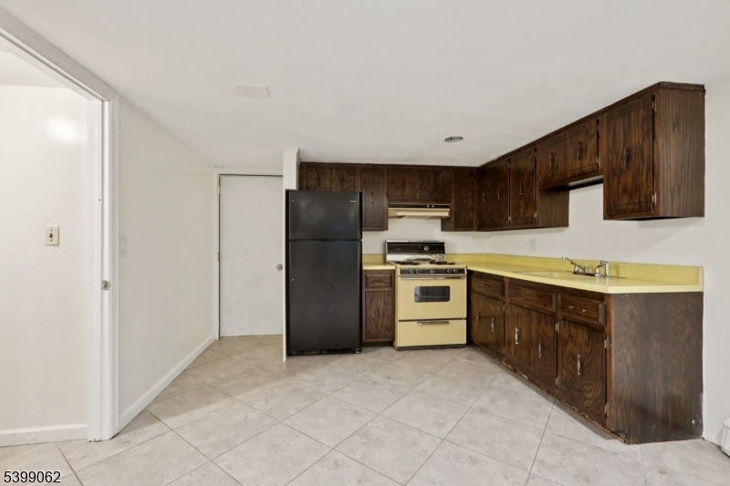 822 Pompton Ave 2 Property Photo 23
