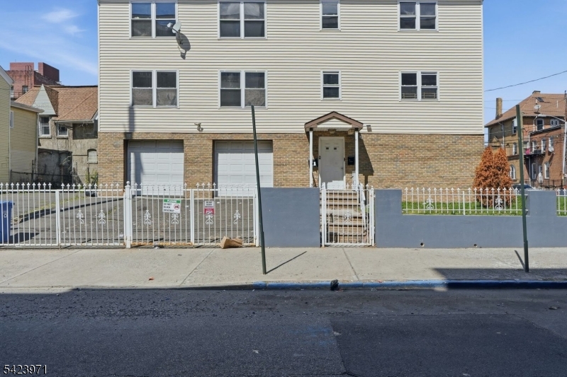 172 Carroll St Property Photo 2
