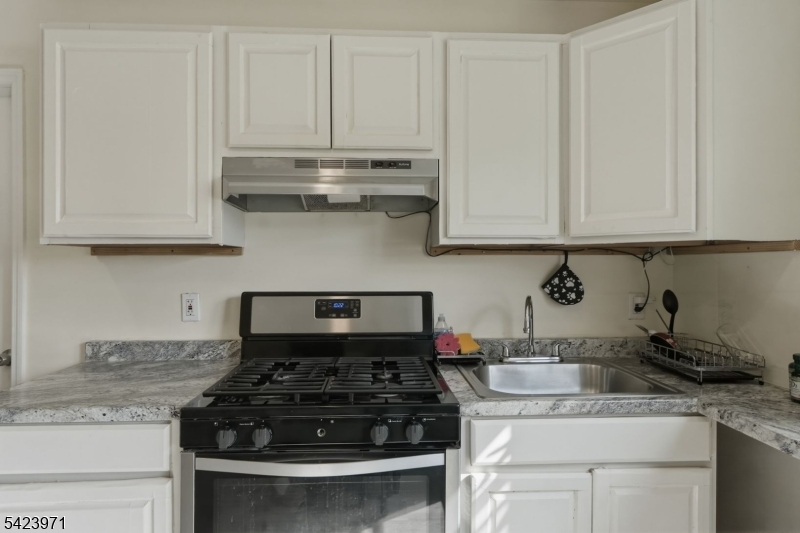 172 Carroll St Property Photo 8