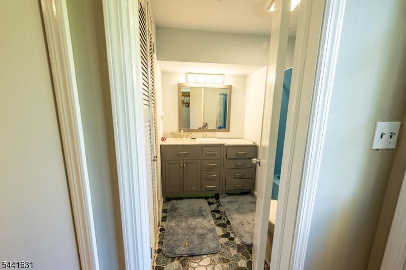 13 Village Way E7 Property Photo 33