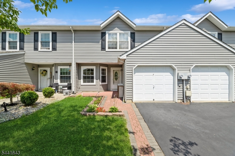 7 Sloop Sq Property Photo 1