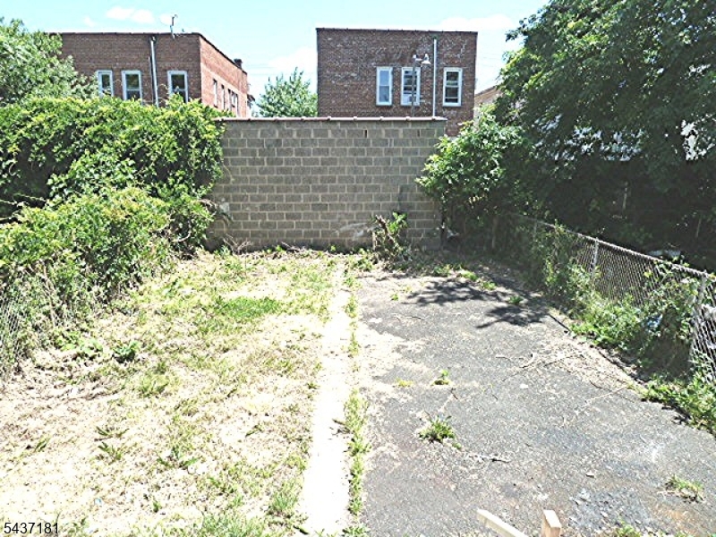 557 Magnolia Ave Property Photo 5
