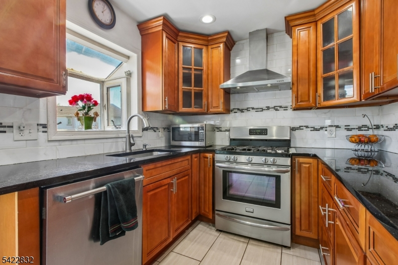 33 Adams St Property Photo 1