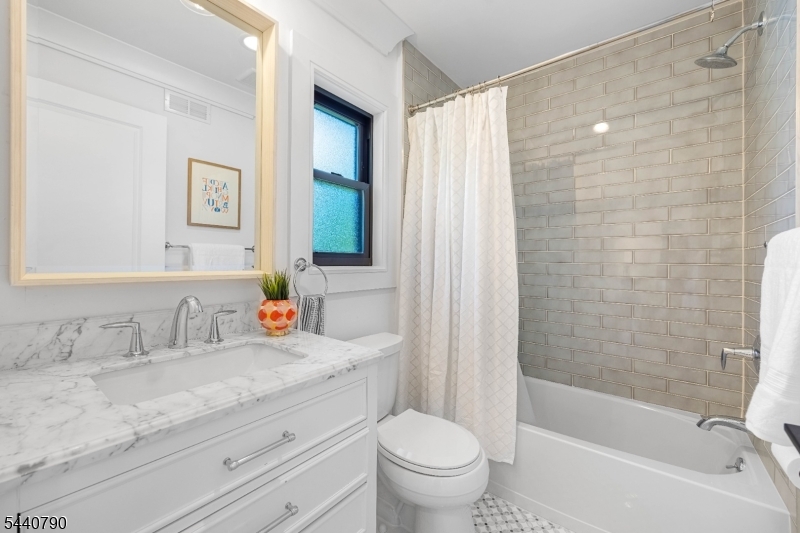 651 Grove St Property Photo 31