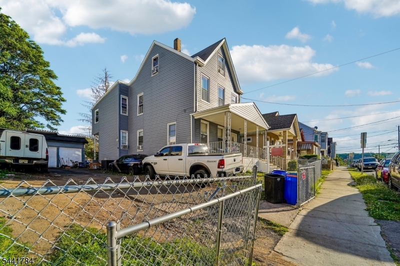 70 Genessee Ave Property Photo 2