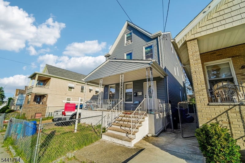 70 Genessee Ave Property Photo 4