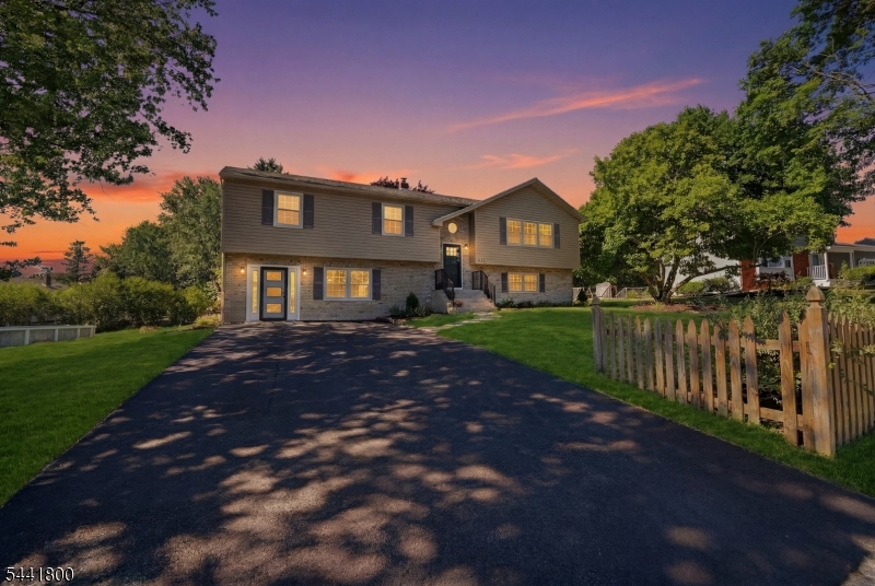 44 Stonehenge Dr Property Photo 1