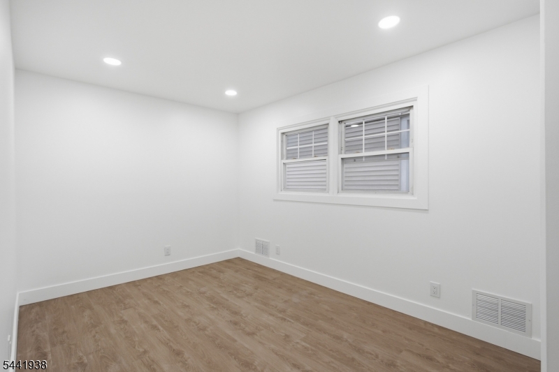 284 2nd Ave Property Photo 9