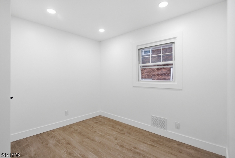284 2nd Ave Property Photo 13