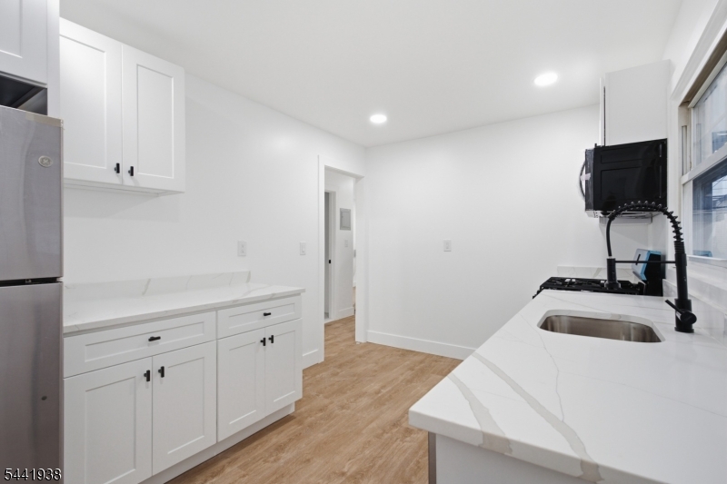 284 2nd Ave Property Photo 17
