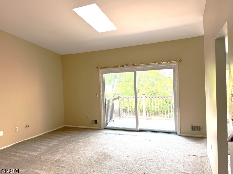 608 Spruce Hills Dr Property Photo 6