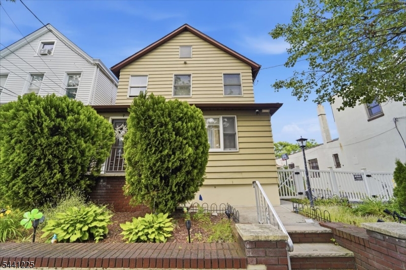 30 Getty Ave Property Photo 1