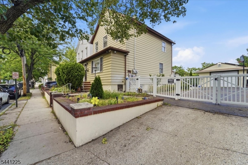 30 Getty Ave Property Photo 2