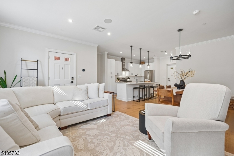 9 Farrand St Property Photo 1